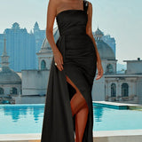 Asymmetrisk aftenkjole med én skulder og slids