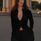 Elegant sæt med nederdel og høj hals, tætsiddende pasform, lange ærmer og lynlåslukning