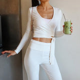 Elegant todelt sæt med ensfarvet bindebånd og høj, svaj i taljen