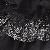 Sort asymmetrisk aftenkjole med mesh-flæser