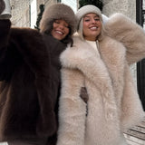 Frakke med pufkrave i imiteret rævepels