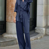 Todelt kontorsæt: blå satinskjorte og flæsebukser