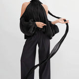 Langærmet bluse med off-shoulder-motiv og et unikt design