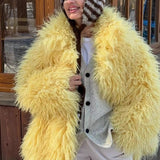 Løstsiddende, varm og tyk frakke i blød og luftig kunstpels