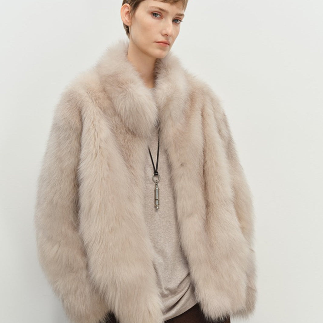 Minimalistisk mellemlang frakke i imiteret pels med opretstående krave