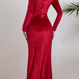 Elegant aftenkjole i rynket fløjl med lange ærmer og tætsiddende slids i taljen