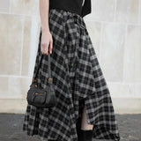 Asymmetrisk sort-hvid ternet nederdel, tætsiddende snit