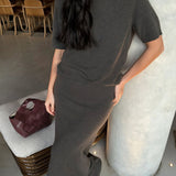 Minimalistisk striknederdel og kortærmet nederdelsæt