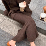 Todelt sæt: afslappet striktrøje med V-hals og havfrue-nederdel