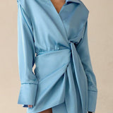 Ensfarvet minikjole med lange ærmer og tætsiddende talje