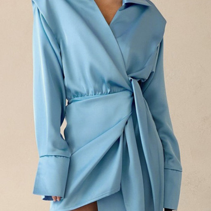 Ensfarvet minikjole med lange ærmer og tætsiddende talje