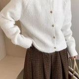 Løs og blød cardigan i ensfarvet strik