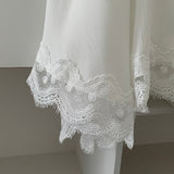 Elegant og trendy asymmetrisk midi-nederdel med blondepaneler