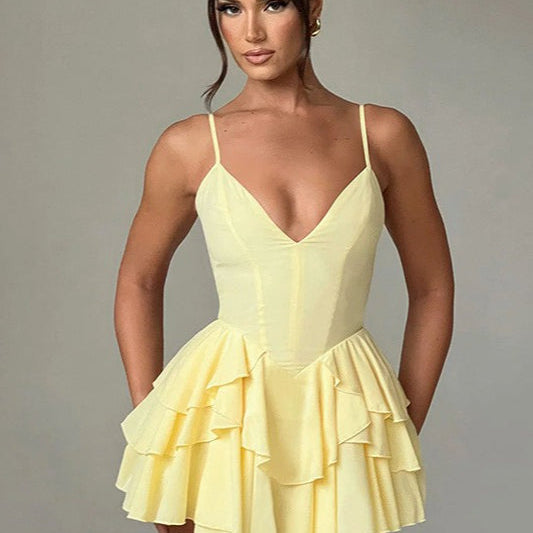 Aftenkjole med spaghettistropper og flæser