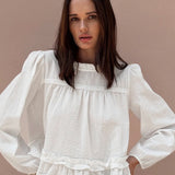 Løstsiddende bluse med rund hals og rynkede flæser