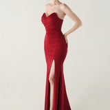 Stropløs plisseret aftenkjole med hjerteformet halsudskæring