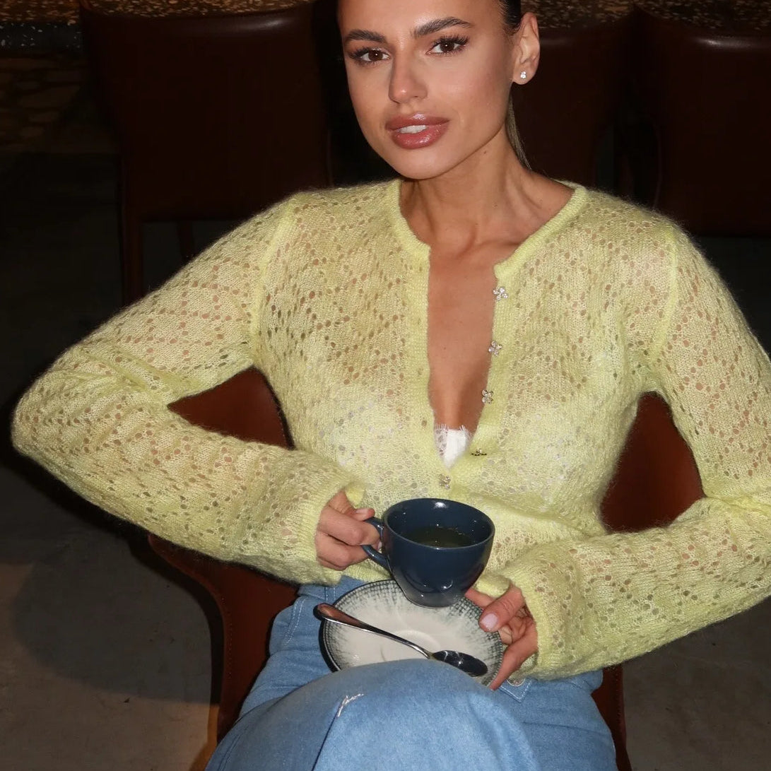 Tynd vest med lange ærmer og enkel krave med knap.