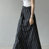 Lang, stribet, højtaljet A-formet nederdel med bindelukning