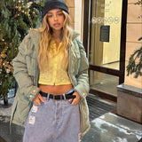 Tynd vest med lange ærmer og enkel krave med knap.