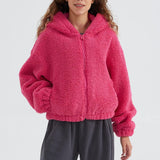 Kort jakke med lynlås og en blød hætte