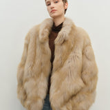 Minimalistisk mellemlang frakke i imiteret pels med opretstående krave