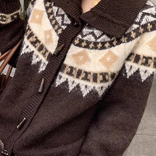 Retro løstsiddende strikcardigan med jacquardkrave og hornknapper.