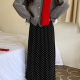 Højtaljet nederdel med polkaprikker og slids bagpå