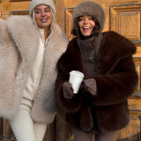 Frakke med pufkrave i imiteret rævepels