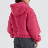 Kort jakke med lynlås og en blød hætte