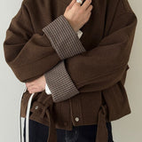 Uldfrakke med opretstående krave og ternede paneler, korte manchetter