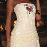 Mini bodycon-kjole i blonde med hjerteformet udskæring i rhinsten