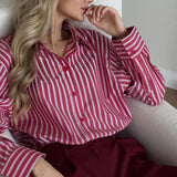Karakteristisk britisk bluse med røde striber og lange ærmer