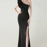 Asymmetrisk satin aftenkjole med flæser og blomster, pyntet med den ene skulder, med flæser og blomster.