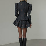 Todelt sæt: broderet blazer med indsnævret talje og miniskørt