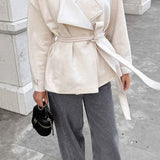 Tyk, varm, ensfarvet ruskindsfrakke med bundet bælte