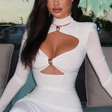 Elegant og minimalistisk, tætsiddende maxikjole med udskæringer og metalliske udsmykninger.