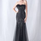 Aftenkjole med pailletter og strudsefjer