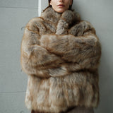 Minimalistisk mellemlang frakke i imiteret pels med opretstående krave