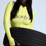 Slim-fit sæt med to dele, V-hals og kontrastfarvet skrift