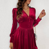 Kort, tætsiddende fløjlskjole med lange ærmer og V-hals, knappet