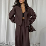 Todelt sæt: ensfarvet V-hals cardigan med tilspidsede ben