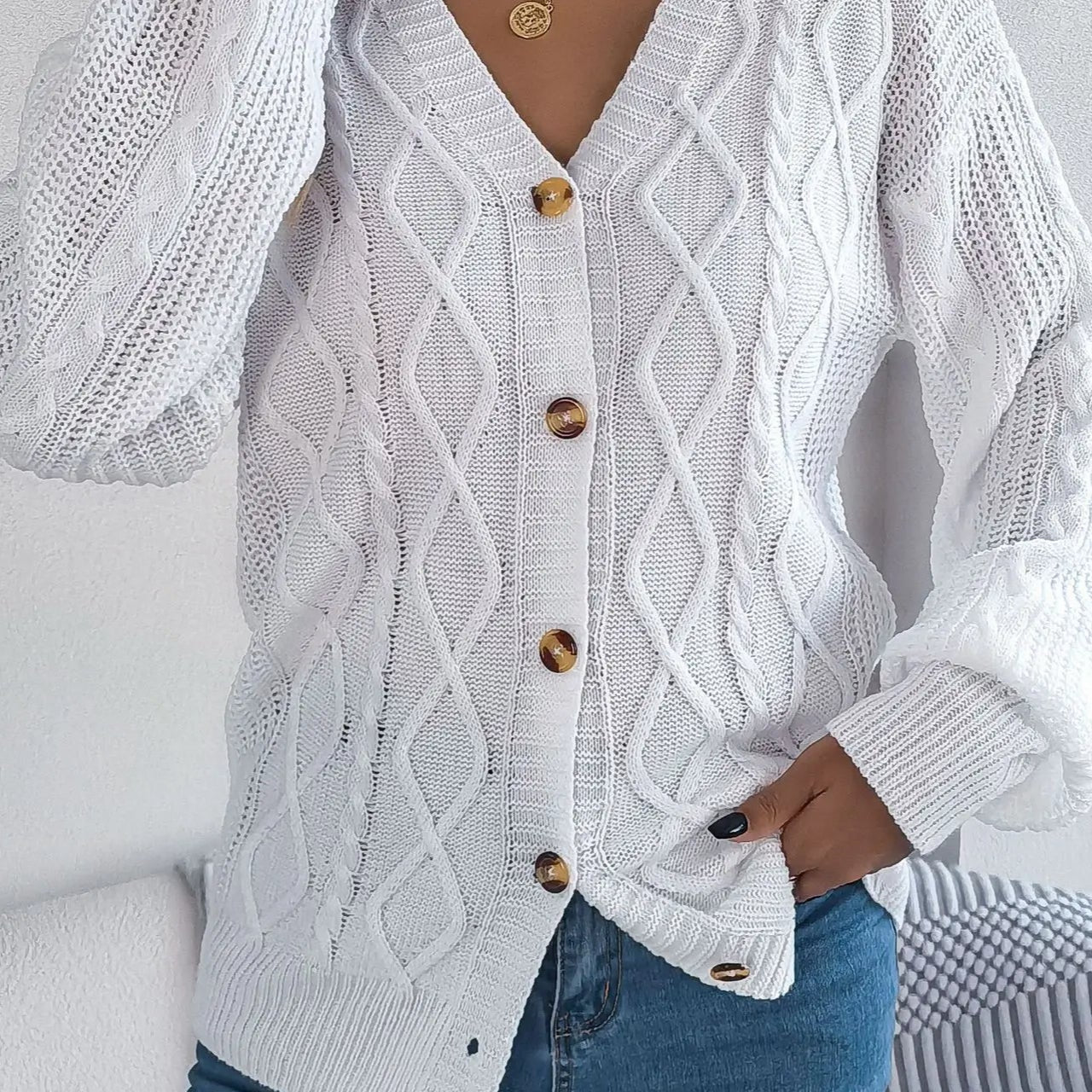 Løstsiddende, langærmet, enkeltradet strikcardigan