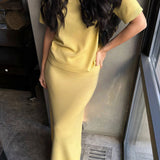 Minimalistisk striknederdel og kortærmet nederdelsæt