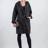 Vandtæt damejakke – Afslappet pasform – Justerbar hætte – Knapper – Mellemlang