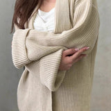 Komfortabel og afslappet strikvest med bundet talje.