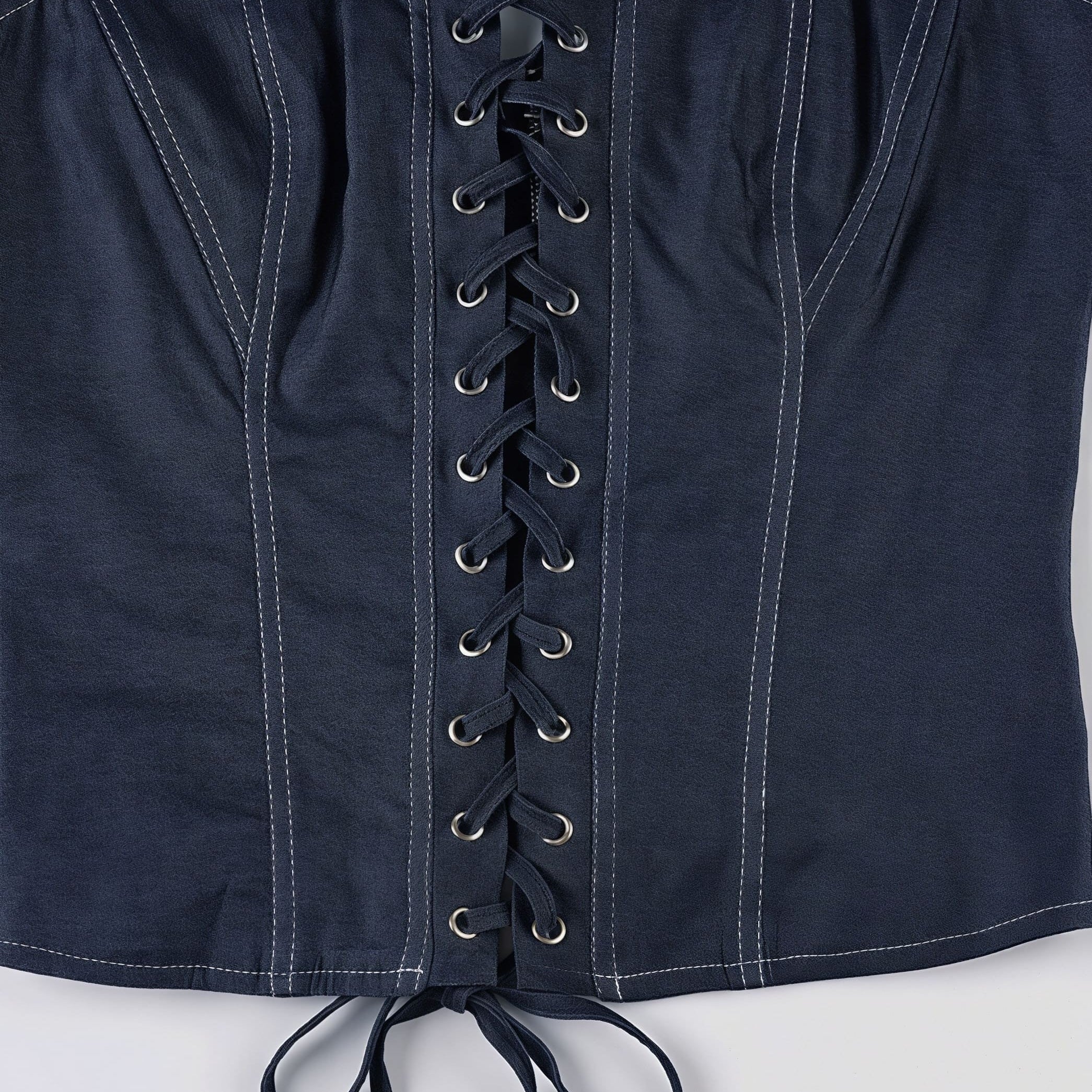 Sæt med plisseret nederdel og bindebånd foran i ensfarvet strik