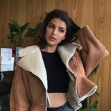 Elegant læder- og pelsfrakke med original lynlås