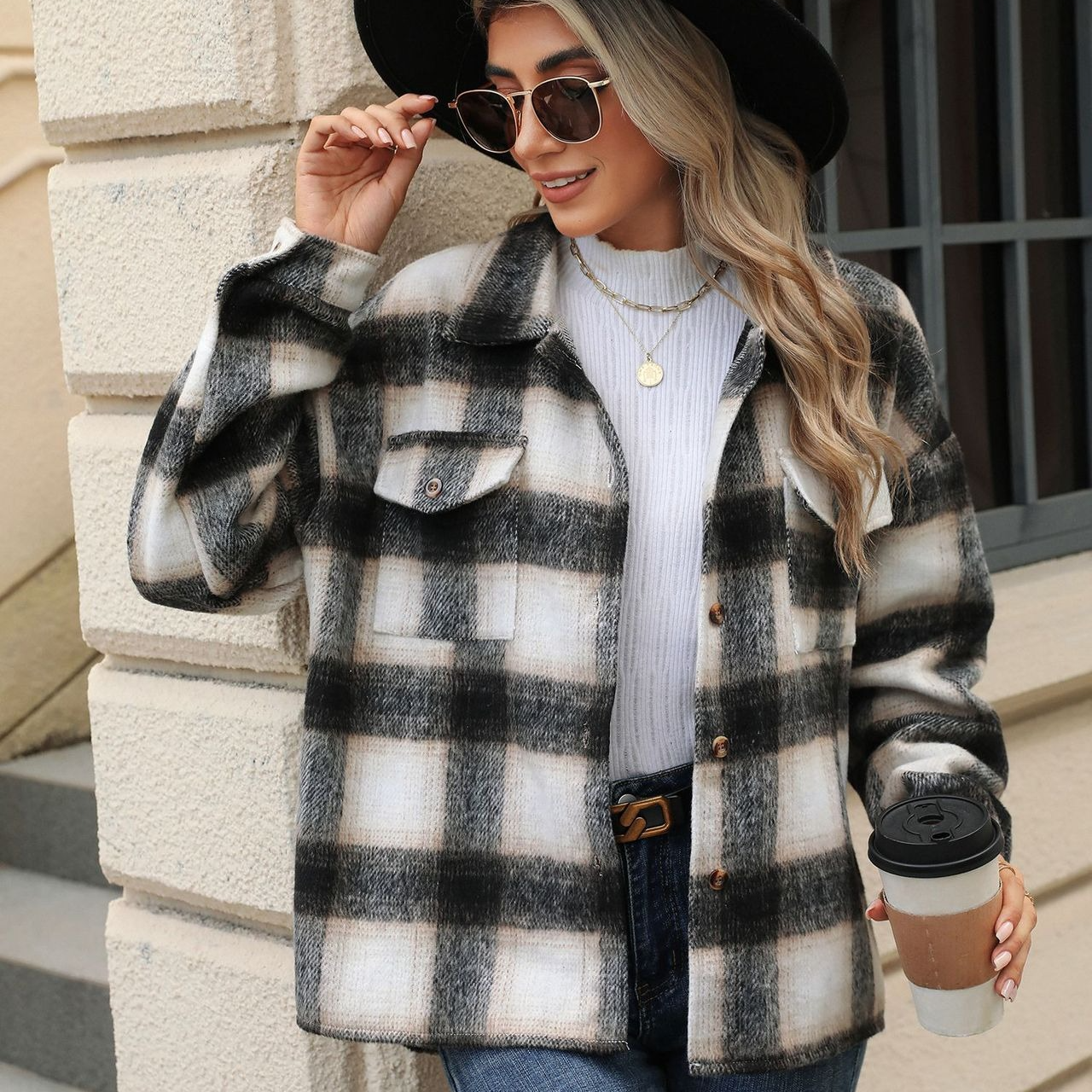 Løstsiddende, langærmet ternet frakke i imiteret uld.