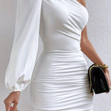 Kort, asymmetrisk, rynket kjole med bare skuldre i mælkesilke