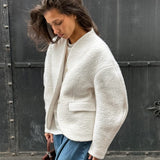 Tyk, ensfarvet uldfrakke med V-hals og lommer